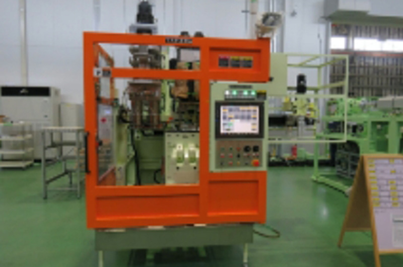 さまざまな容量の日用品を扱える成形機<