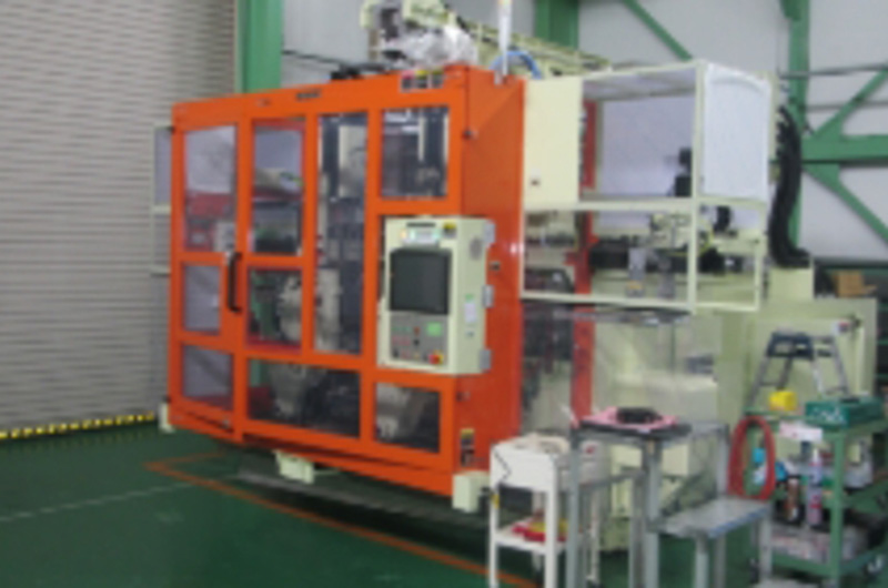 外層が明るいシャンプーボトル用多層成形機。<