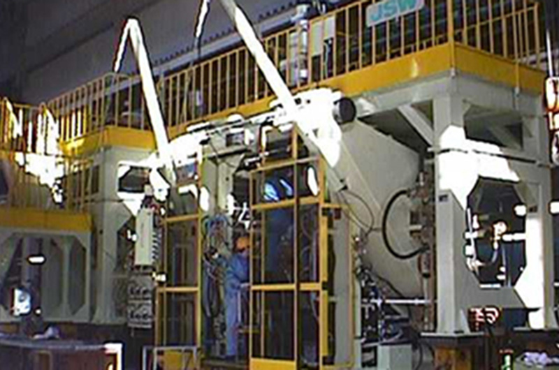 汽车尾翼成型机<